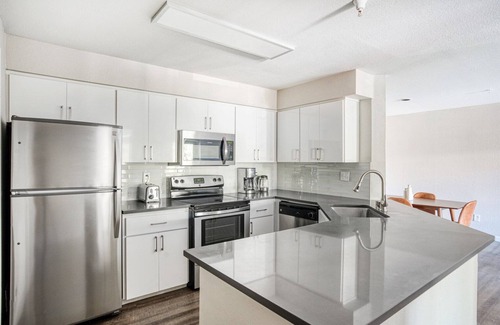 Sunnyvale Apartment | Airy Sunnyvale 3BR w/Gym, Pool & Parking, near freeways, by Blueground