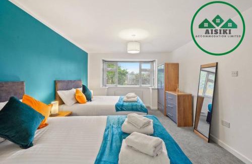 High Barnet Apartment | Aisiki Apartments at Barnet, Ground Floor, 2-Bedroom & 1-Bathroom, Pet Friendly Flat, Double Beds with Free Wi-Fi