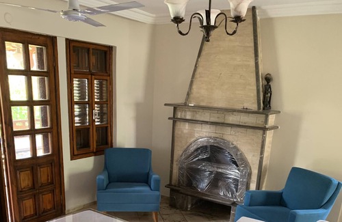 Akyaka House | Akyaka dag ve deniz manzaralı, orman yanında, guneslenme teraslı, Bahçeli