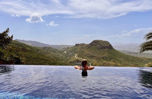 Turre Villa | Al Qasr is a very private villa with an Infinity Pool New Outdoor Kitchen Wifi: