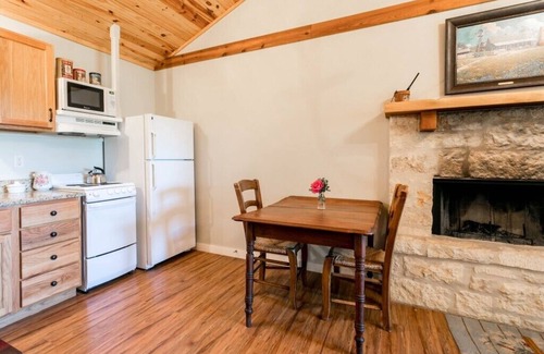 Fredericksburg Cabin | Alamo Spring- Country Cabin | Comfy Cabin