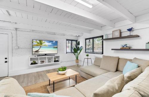 Poinsettia Heights Apartment | Alani Bay Designer Condos