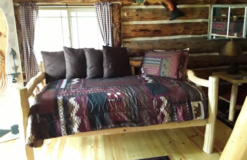 Sterling Cabin | Alaskan Wooden Bear Cabins - Bears Den