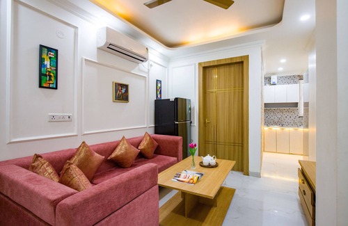 Gurugram Hotel | Alaya Stays Miyabi Executive Suite, Elegant 1-BHK Suite With Common Pool, Gym & Restaurant