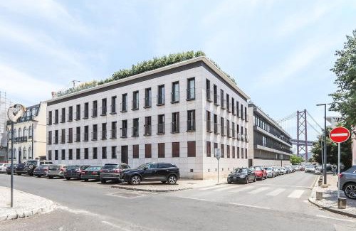Santo Amaro Apartment | Alcantara Lovely With Balcony 2 Bdr Apt with AC