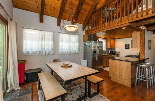 Truckee House | Alder Creek Paradise – Tree-lined Cabin Stay for 7