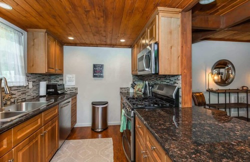 Truckee House | Alder Creek Paradise – Tree-lined Cabin Stay for 7