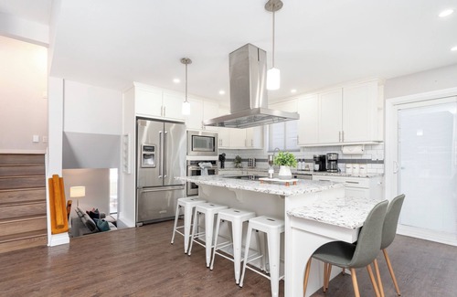 West Edmonton House | Aldergrove - Sleeps 10 - Hot Tub