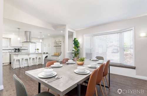 West Edmonton House | Aldergrove - Sleeps 10 - Hot Tub