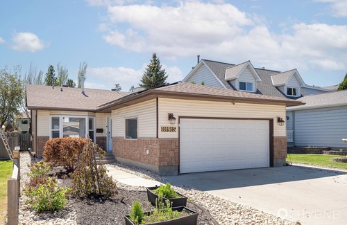 West Edmonton House | Aldergrove - Sleeps 10 - Hot Tub