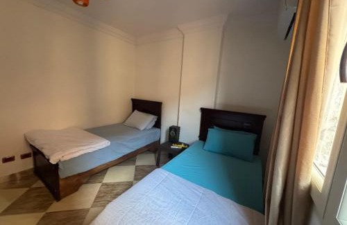 Ar-Raml 2 Apartment | Alex 2BR - Smart TV - Wi-Fi - Work Desks & Bicycle