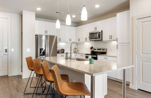 Windsor Park Apartment | Alex & Donato apt 4017