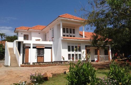 Entebbe House | Alison & Dave's Guesthouse