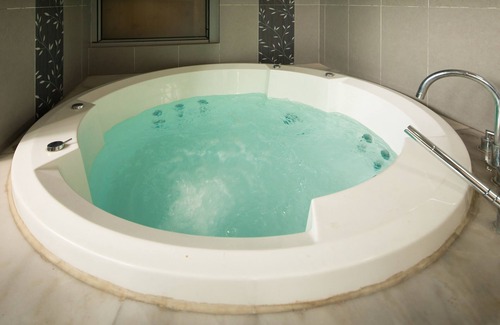 Downtown Shanghai Bed & Breakfast | {Alive} King Bed w/ Pivate Jacuzzi at People Square