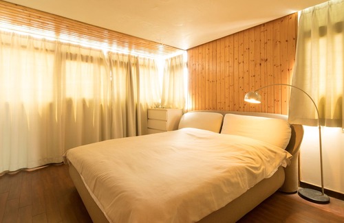 Downtown Shanghai Bed & Breakfast | {Alive} King Bed w/ Pivate Jacuzzi at People Square