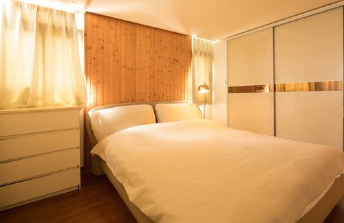 Downtown Shanghai Bed & Breakfast | {Alive} King Bed w/ Pivate Jacuzzi at People Square