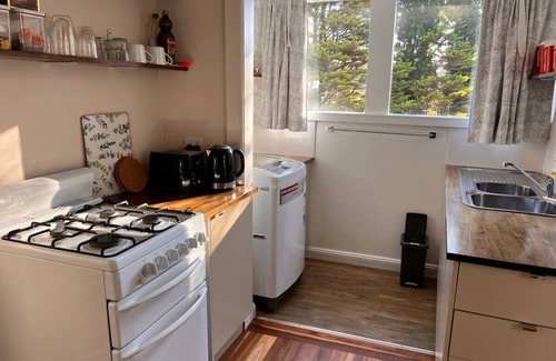 Katoomba House | Alkira Cottage: Cozy, Comfortable, and Convenient