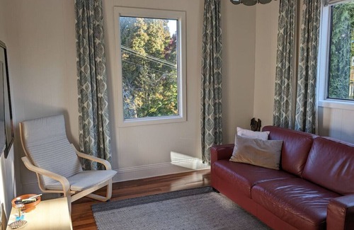 Katoomba House | Alkira Cottage: Cozy, Comfortable, and Convenient