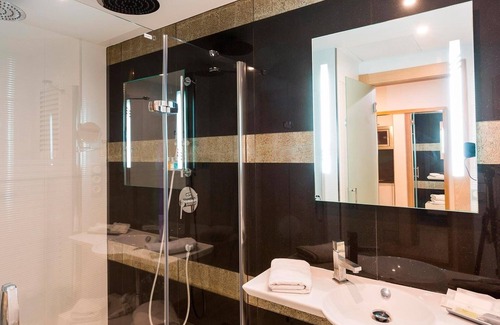 San Antonio Bay Resort | All-Inclusive Swim Up Deluxe Family Studio at Sirenis Seaview Country Club