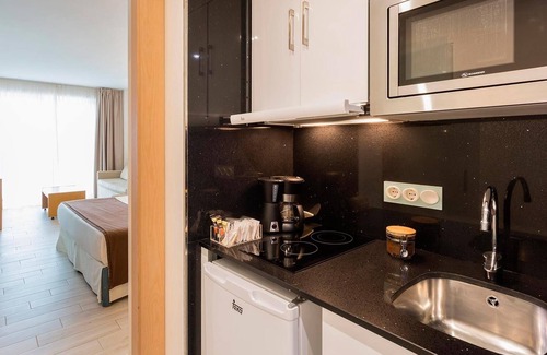 San Antonio Bay Resort | All-Inclusive Swim Up Deluxe Family Studio at Sirenis Seaview Country Club