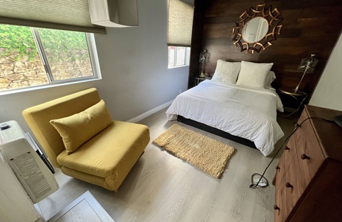 Vista Cottage | All New Interior Full Kitchen, Full Fence Yard, Pet Friendly, City Hideaway