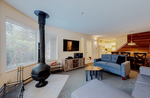 Blackcomb House | All-season townhome with ski & trail access - full kitchen & W/D