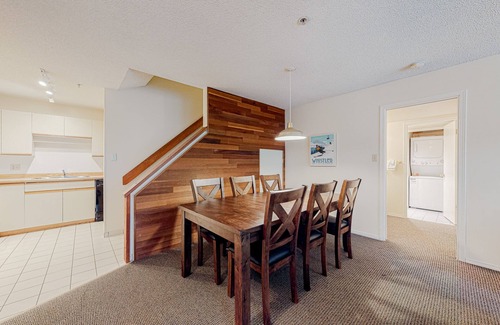Blackcomb House | All-season townhome with ski & trail access - full kitchen & W/D