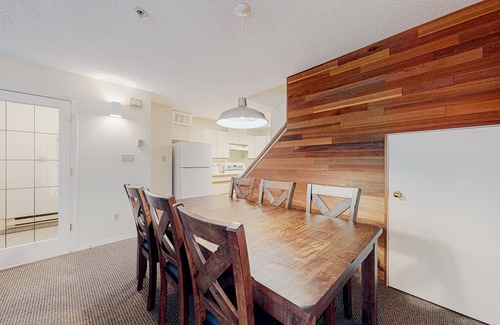 Blackcomb House | All-season townhome with ski & trail access - full kitchen & W/D