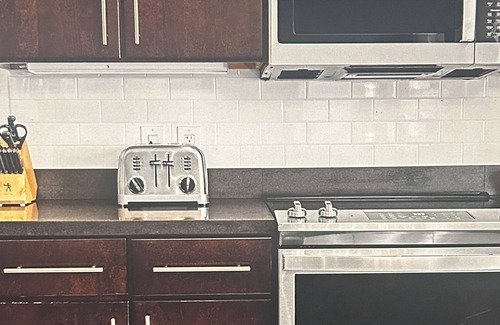 Lower Nob Hill Apartment | All-star weekend 3-bedroom Presidential Suite with AC, WiFi, and Fitness Room