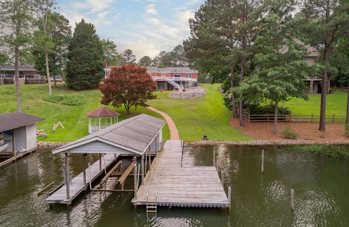 Myrick Estates House | All the comforts of home in a gorgeous, relaxing lakefront home