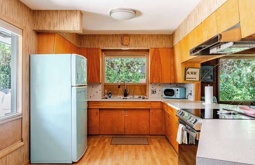 Riverside House | All The Waters Retro Home on Lake Michigan- PRIVATE BEACH-Large, shaded backyard