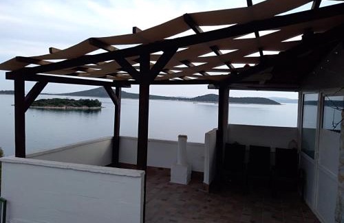Tkon House | Alleinstehendes Haus am Meer Robinson