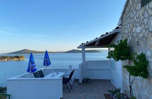 Tkon House | Alleinstehendes Haus am Meer Robinson