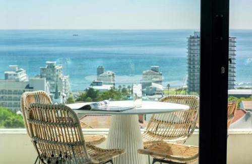 Sea Point Apartment | Alluring 2bed Apt w Sea Mountain Views Marlo Vale