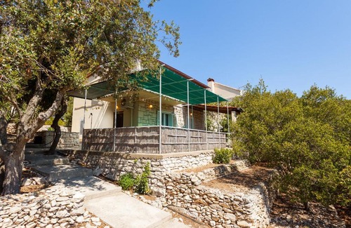 Vela Luka House | Alluring Cottage with Balcony
