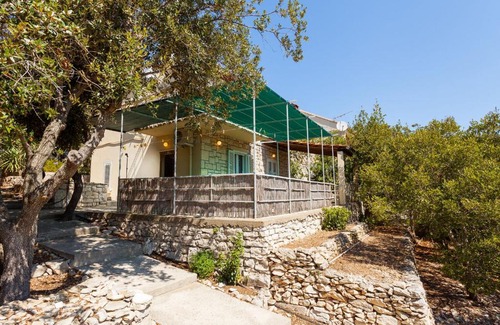 Vela Luka House | Alluring Cottage with Balcony