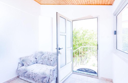 Vela Luka House | Alluring Cottage with Balcony