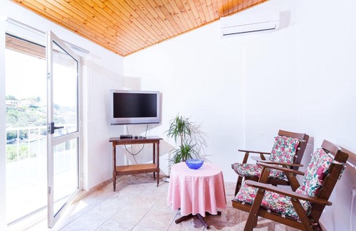 Vela Luka House | Alluring Cottage with Balcony