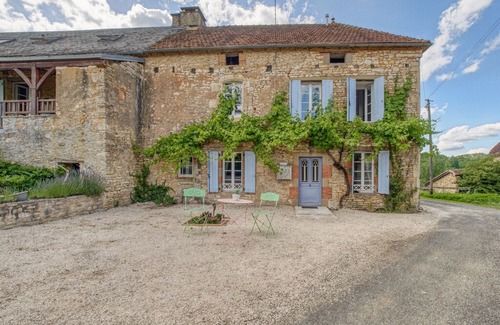 Degagnac House | Alluring Holiday Home in Dégagnac with Jacuzzi