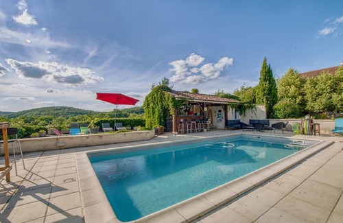 Degagnac House | Alluring Holiday Home in Dégagnac with Jacuzzi