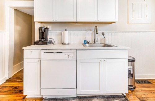 Savannah Victorian District Condo | Alluring Victorian Home Near Forsyth Park w/Courtyard by Lucky Savannah