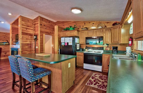 Maggie Valley House | Almost Heaven "The Cliffs" Amazing views, 2 stories.