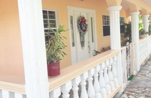 Eau Piquant House | Aloha Paradise- 2 Bedrooms 2 Baths Gated. Ocean View