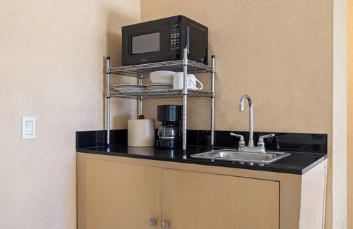 Waikiki Condo | Aloha Surf Waikiki: Pool & Beach Access