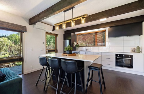 Queenstown Ski Chalet | Alpine Chalet Walk to Town 39A Lomond Cres