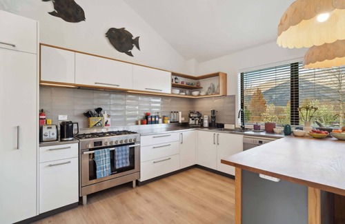 Lake Hayes House | Alpine Comfort: Family Home with Mountain Views & Garden