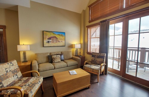 Peak 8 Condo | Alpine Condo + Ski-in/Ski Out Location