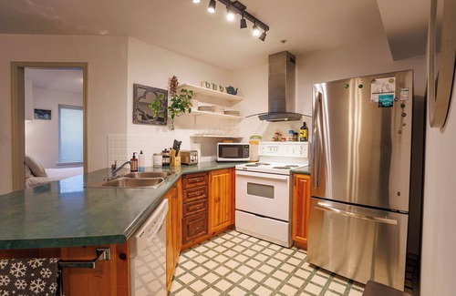 Courtenay Condo | Alpine Escape: Ski-In/Ski-Out Condo with Stunning Mountain Views