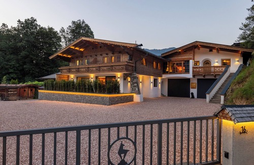 Kitzbuehel Apartment | Alpine retreat: mountain magic in Kitzbühel