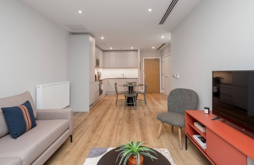 Nine Elms Apartment | ALTIDO 2-bed flat w/ balcony in Nine Elms